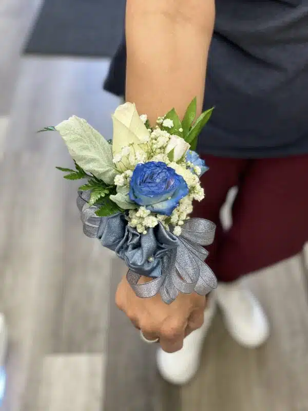 Corsage & Boutonnier. # rosa grande blanca pintada de azul